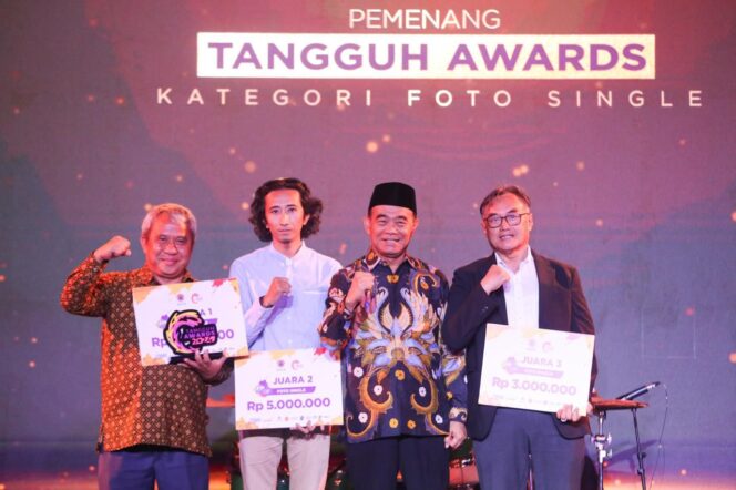 
					Menko PMK,  Muhadjir Effendy saat menyampaikan sambutan dalam kegiatan Malam Penganugerahan Tangguh Awards 2024, yang diselenggarakan oleh BNPB, di Dome Spark Jakarta, pada Sabtu (22/9/2024). (Foto: SWARAJOMBANG.com/ Anwar Hudijono)