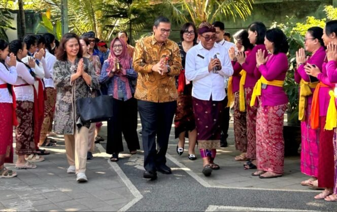 
					Plt. Deputi Bidang Koordinasi Peningkatan Kualitas Kesehatan dan Pembangunan Kependudukan Kementerian Koordinator Bidang Pembangunan Manusia dan Kebudayaan (Kemenko PMK) Prof. Nunung Nuryartono saat mengunjungi SMPN 4 Singaraja Kabupaten Buleleng, Bali, pada Kamis (19/09/2024). (Foto: SWARAJOMBANG.com/ Anwar Hudijono)