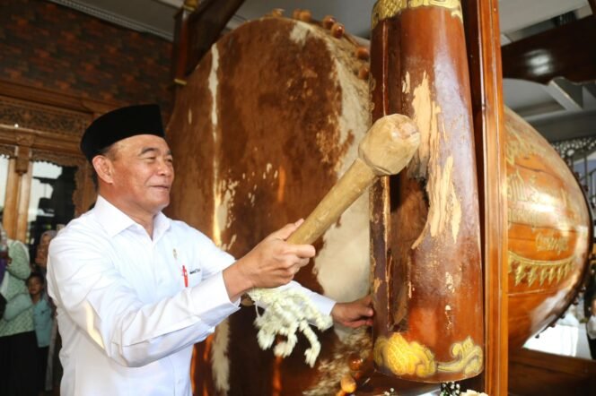 
					Menko PMK, Muhadjir Effendy memukul bedug tanda diresmikannya Masjid Sunan Kalijogo Grobogan, Jawa Tengah, Jumat (4/10/2024). (Foto: SWARAJOMBANG.com/ Anwar Hudijono)