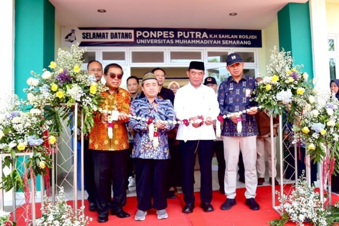 
					Menko PMK, Muhadjir Effendy saat meresmikan Rusunawa Universitas Muhammadiyah Semarang (Unimus), Jumat (4/10/2024). {Foto: SWARAJOMBANG.com/ Anwar Hudijono)