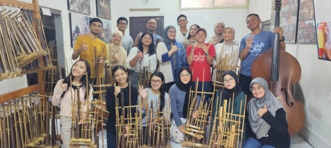 
					DPD RI Apresiasi “Pahlawan Seni Budaya” Tim Muhibah Angklung