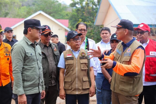
					Menko PMK, Pratikno saat mengunjungi korban erupsi Gunung Lewotobi, Minggu (24/11/2024). (Foto: SWARAJOMBANG.com/ Anwar Hudijono)