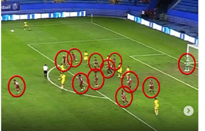 
					Kaos merah PSM (dalam lingkaran) 12 pemain, saat injury time ketika bertanding lawan Barito Putera di Stadion Balikpapan, Minggu 23 Desember 2024, dengan skore 3-2 untuk PSM. Instagram@ctd.isider