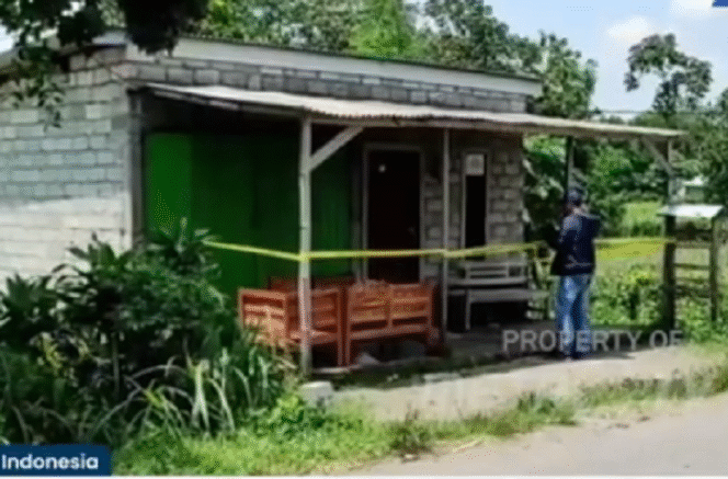 
					Empat orang sekeluarga ayah, ibu dan dua anaknya berusaha bunuh diri dengan cara meinum susu dicampur racun tikus, Jumat 13 Desember 2024. Si bungsu berusia 2 tahun meninggal dunia. tangkap layar  youtube@TVOne