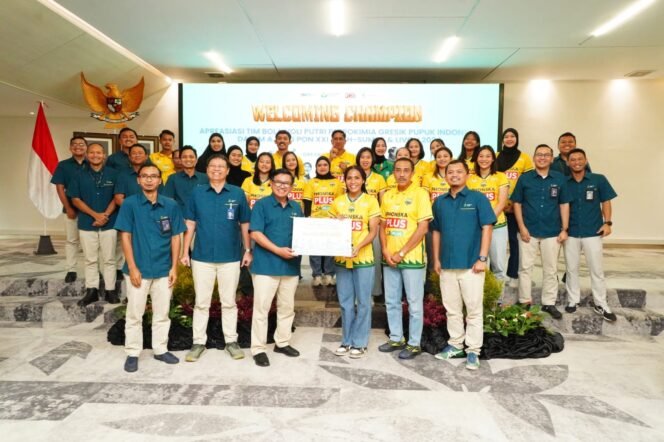 
					Direktur Utama Petrokimia Gresik 
Dwi Satriyo Annurogo memberikan apresiasi terhadap atlet binaan  berprestasi. (SWARAJOMBANG.com/Istimewa)