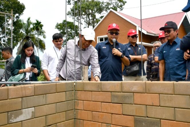 
					Dirut  SIG Donny Arsal (paling kanan) bersama Dirut BTN Nixon L.P. Napitupulu (ketiga kiri) melihat proses pembangunan rumah yang menggunakan precise interlock brick. (SWARAJOMBANG.com/Foto:Istimewa)