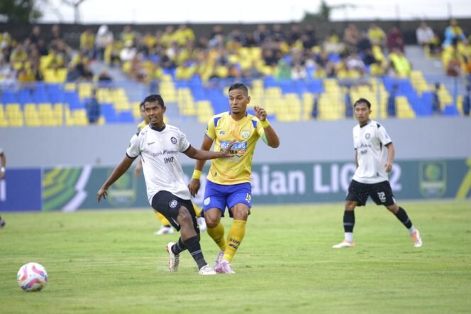 
					Pertandingan antara Gresik United (GU) melawan Persipal Babel United (BU) Palu yang berlangsung keras hingga sempat ricuh. (SWARAJOMBANG.com/Foto:Istimewa)