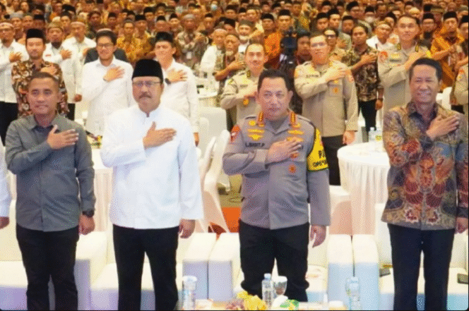 
					Kapolri, Kepala Densus 88, kepala BNPT, menyaksikan deklarasi Jamaah Islamiyah kembali ke pangkuan ibu pertiwi, di Solo, Sabtu 21 Desember 2024. Foto: antaranews.com