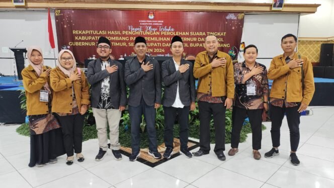 
					Komisioner KPU Kabupaten Jombang  dan PPK Gudo setelah selesai Rekapitulasi di  Ballroom Hotel Yusro,3 Desember 2024 (foto: Swarajombang.com)