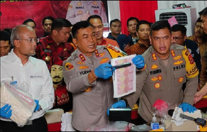 
					Kapolda Sulawesi Selatan, Irjen Pol Yudhiawan Wibisono menggelar konferesi pers di mapolres Goa, terkait kelanjutan penanganan pencetakan uang palsu yang dikendalaikan dari gedung perpustakaan UI Alaudin, Makassar. Foto: CNN