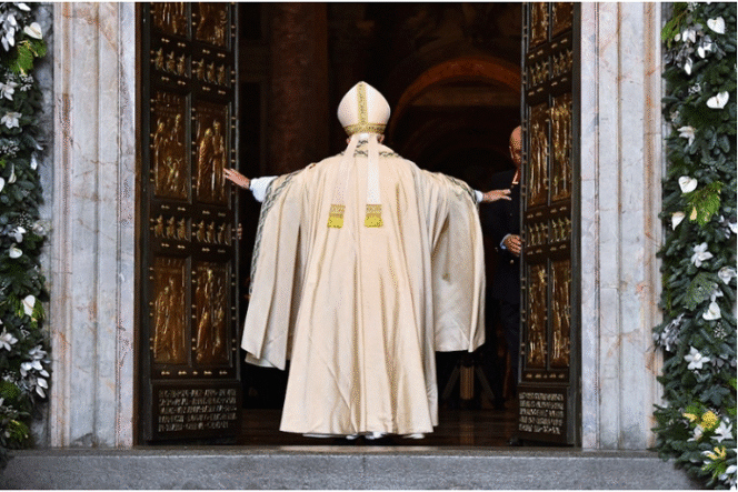 
					Pada tanggal 24 Desember 2024, Paus Fransiskus akan membuka pintu suci utama Basilika di Roma, menandai tahun yobel 2025. foto: Katolikana.com