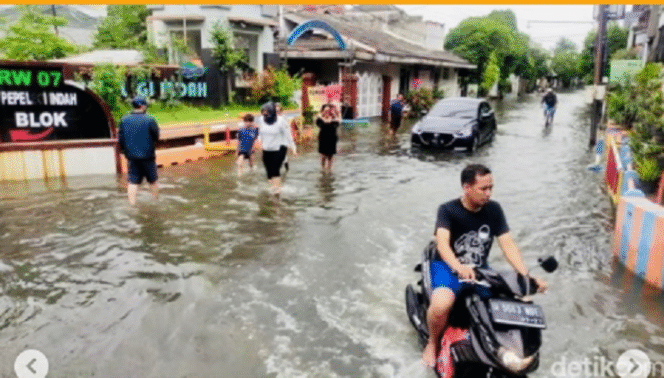 
					Dua hari hujan lebat, menyebabkan sungai Buntung, meluap menyebabkan 17 desa di wilayah kecamatan Waru, Sidoarjo, tertimpa banjir cukup besar. Instagram@dolordarjo