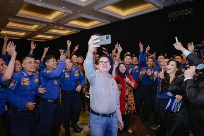 
					Foto: Istimewa
Presiden Direktur PT Freeport Indonesia (PTFI) Tony Wenas berswafoto bersama pasukan pemadam kebakaran.