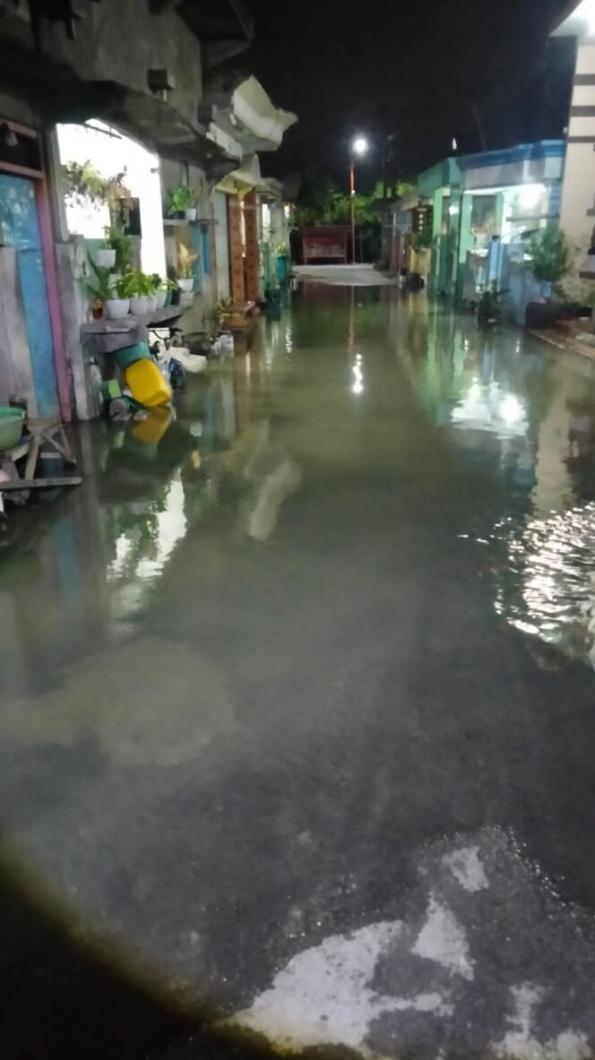 
					Foto: Istimewa
Situasi rumah warga yang terendam banjir saat tengah malam.