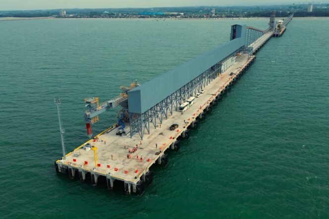 
					Foto:Istimewa
Proyek pengembangan dermaga SBI Pabrik Tuban, Jawa Timur, dilengkapi dengan fasilitas transport berupa tube conveyor sepanjang 4,1 km, tripper conveyor dan ship loader dengan kapasitas 1.000 tph untuk mengirim semen curah dari pabrik menuju kapal yang bersandar di dermaga.