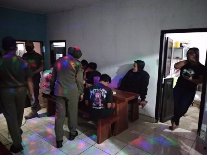 
					Satpol PP Gresik melakukan operasi miras di warkop dan cafe di Pulau Bawean (SWARAJOMBANG.com/Istmewa)