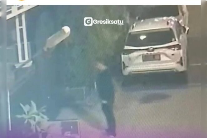 
					Pria Asal Denpasar Bakar Diri di Depan Pintu Rumah Wanita Pujaannya di Gresik