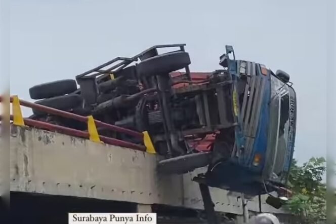 
					Truk Bermuatan 20 Ton, Tak Mampu Menanjak Terguling di Flyover Trosobo