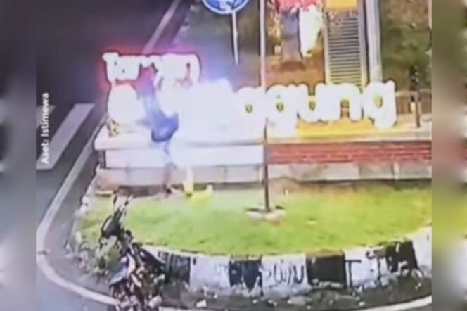 
					Terekam CCTV, Aparat Polres Malang Mencokok Pelaku Perusakan Lampu Taman Galunggung