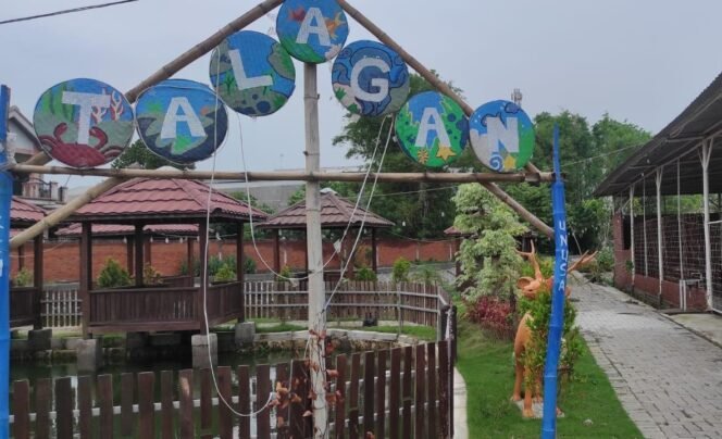 
					Suasana wisata  Lapangan Randegansari (Talagan) yang indah setelah disulap dari telaga menjadi wanita alam (SWARAJOMBANG,com/Sanny)