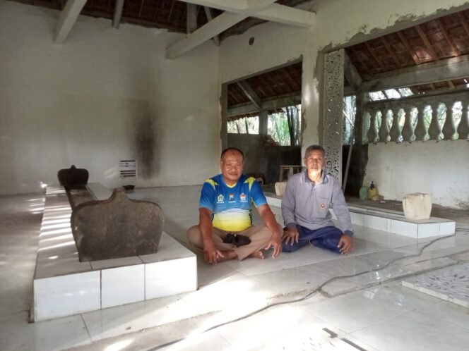 
					Foto :  Istimewa
Kepala Desa Gedongkedo’an M. Ashari dan juru kunci makam di makam Makam Syekh Hasan Asy’ari.