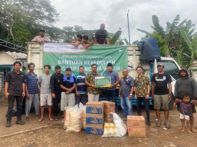 
					Tim Satgas menyerahkan bantuan sembako untuk korban  banjir di Kabupaten Malang. (SWARAJOMBANG.com/Foto:Istimewa)