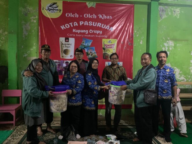 
					Foto: Istimewa
Pelaku UMKM Desa Pengulu berada di Kupang Krispi milik Sodik, di Desa Randusari, Kecamatan Gadingrejo, Kota Pasuruan.