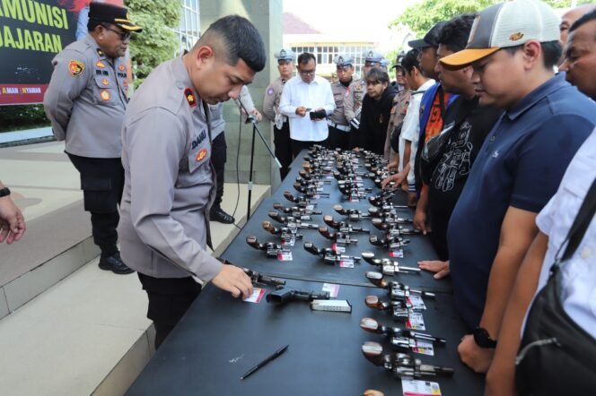 
					Foto: Istimewa
Wakapolres Kompol Danu Anindhita Kuncoro Putro memeriksa senjata api anggota Polres Gresik.