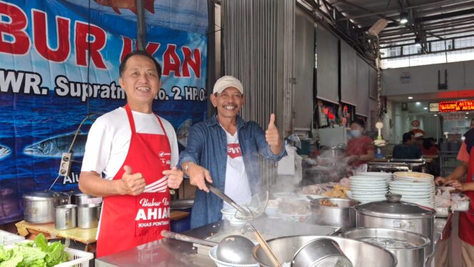 
					Ahian, pemilik sekaligus chef restoran itu, harus memilih dan memasak sendiri untuk para pelanggan demi menjaga kualitas. (Foto: SWARAJOMBANG.COM/ Khristina A Kencana Kheng)