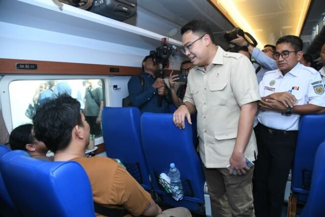 
					Wamen Komdigi, Angga Raka Prabowo sedang berbincang dengan salah seorang pengguna jasa kereta api saat memantau libur Nataru, Senin (27/12/2024) (Foto: Dok. Kemenkomdigi)