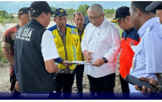 
					Kementrian PU mengirimkan alat berat dan popa besar untuk membantu mengatasi banjir di Mojokerto-Jobang. FotoL Kemenpu.com