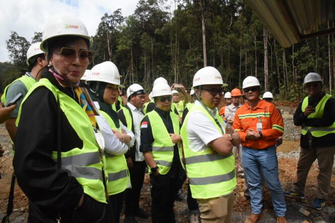 
					Wakil Ketua Kimisi XII, Bambang Haryadi saat melakukan kunjungan kerja ke Halmahera Tengah, Maluku Utara, menengarai ada potensi kerugian negara terkait suplai bijih nikel. (Foto: Parlementaria/ Ist)