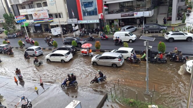 
					Tampak genangan air di Jl. Gajahmada, Pontianak. Genangan itu selalu terjadi setiap kali air Sungai Kapuas mengalami pasang. (Foto: SWARAJOMBANG.COM/ Hadi S Purwanto)