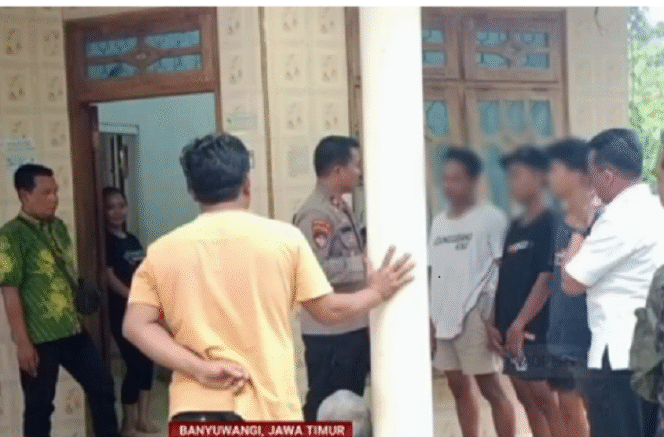 
					Polisi meninterogasi teman-teman korban, paska ditemukan jasad Nuris Hidayatullah, 15, yang dianiaya dan dihabisi oleh teman-temannya, di Tegaldlimo, Banyuwangi. Tangkap layar video youtuber@TVOne