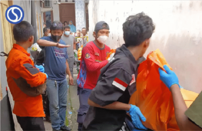 
					Petugas sedang melakukan evakuasi tiga jenazah korban yang diduga tewas akibat bunuh diri, di Cipuatat Timur, Tangerang, Minggu 15 Desember 2024. instagram@sumbarkita.id