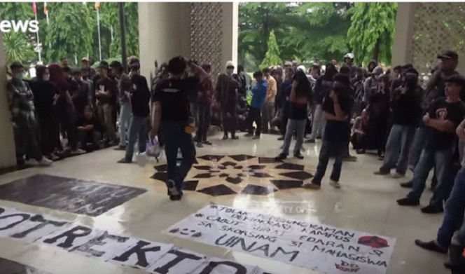 
					Kasus Uang Palsu, Mahasiswa Unjuk Rasa Tuntut Rektor UIN Makassar Mundur