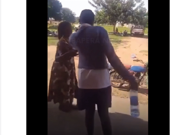 
					Tubuh remaja ini bergeta-getar seperti sedfang menari, ternyata dia terkena penyakit Dinga-dinga di kawasan Distrik Bundibugyo, Uganda, berita ini mulai tersebar 20 Desember 2024. Tangkap Layar Video Instagram@baperannewsw