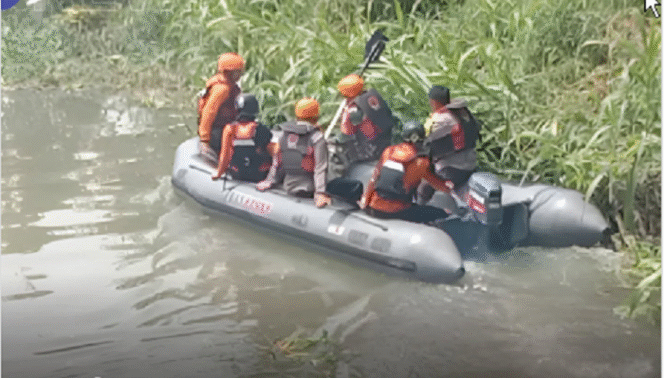 
					Tumpukkan tanaman enceng gondok di sungai menyebabkan tim Recue Surabaya mengalami kesulitan  balita EZ, 3,5, yang terseret arus seloka di Wiyung. Pencarian saat ini memasuki hari ketiga. Instagram@infokomando_official