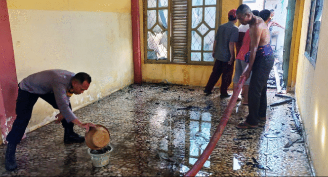 
					Anggota koramil,  polsek dan warga setempat membantu memadamkan api yang membakar gereja GPDI El Shaday, di Keputih, Surabaya, Lampung Tengah. Jumat pagi, sekitar pukul 05.00 wib, 20 Desember 2024. foto: Tribratanews.polri.go.id