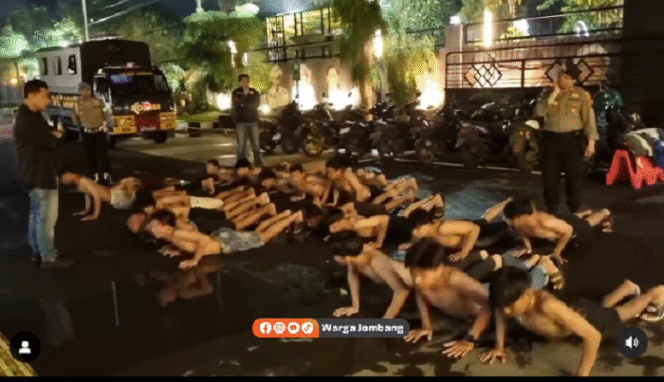 
					Petugas Polres Jombang membina 22 reaja yang terjaring melanggaran pertauran dalam sebuah operasi gabungan, Minggu dinihari, 22 Desember 2024. Instagram@wargajombang