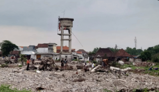 
					Bekas pasar Kandangmaling, kecamatan Sooko, kabupaten Mojokerto, diubah peruntukannya jadi ruang terbuka hijau (RTH). Dapat dana CSR Rp 10 miliar dari Bank Jatim. instagram@kabarmojokerto