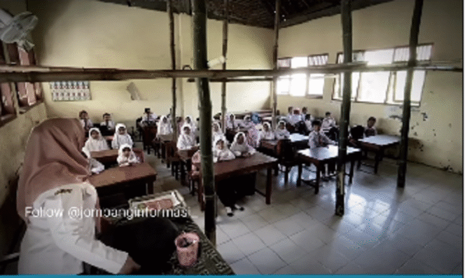 
					Siswas-siswi kelas 1 dan 2, SDN Karangpakis,  Jombang terancam atap kelas roboh, karena sudah lapuk. Kini ditopang menggunakan batang bambu. Tangkap layar video instagram@jombanginformasi_