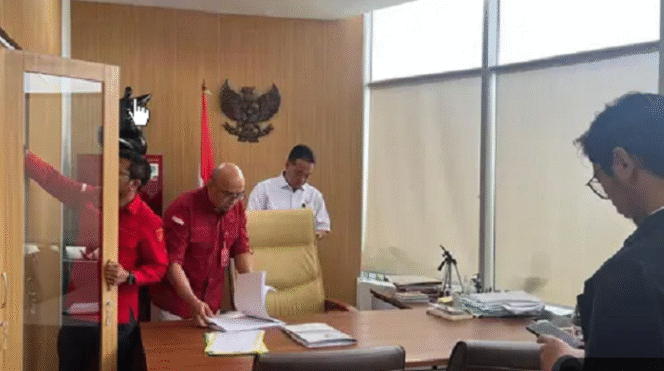 
					Petugas Kejaksaan Tinggi Jakarta melakukan penggeledahan di kantor Dinas Kebudayaan DKI Jakarta, Rabu 18 Desembewr 2024. Foto: Dok/ Kejaksaan Tinggi DKI/liputan5