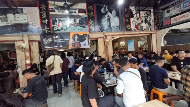 
					Warung Kopi Ashiang di Jl. Merapi, Pontianak selalu dipadati pengunjung. (Foto: SWARAJOMBANG.com/ Hadi S Purwanto)