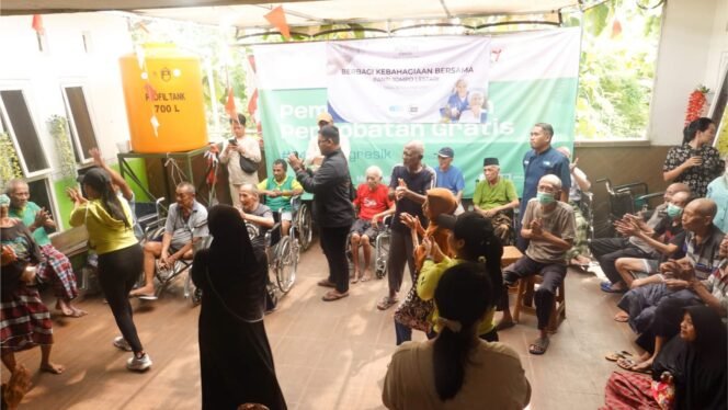 
					Para lansia penghuni Panti Jompo Lestari bergembira bersama staf dan karyawan Aston Gresik Hotel & Conference Center. (Foto:SWARAJOMBANG/Adi Agus Santoso)
