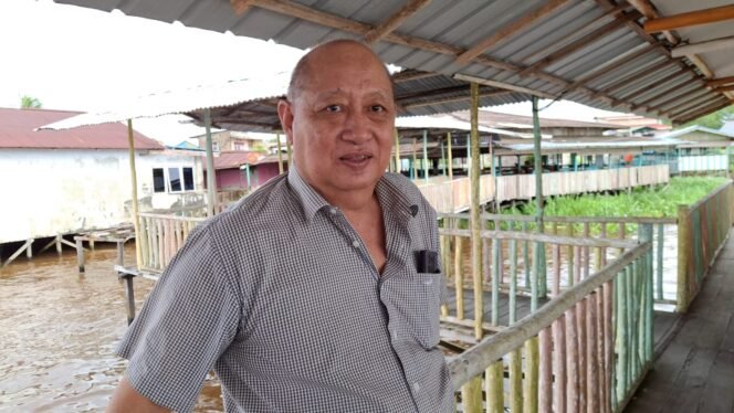 
					Liu Tjin Thong, pemilik Restoran Teratai Indah, Sungai Kakak (Foto: KREDONEWS.COM/ Hadi S Purwanto)