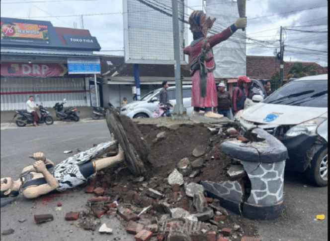 
					Patung Minak Jinggo - Dayun di pertigaan Cluring, Banyuwangi, berantakan akibat ditabrak oleh sebuah sedang Avanza yang dikemudikan oleh I Gusti Agung Abdurrahman. Pengemudi tewas di lokasi kejadian, Sabtu 29 Desember 2024. Foto: wanipedes.id