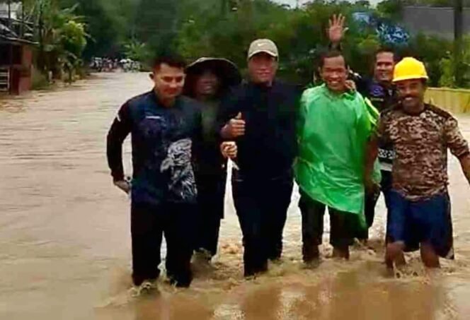 
					Menteri Pertanian (Mentan) Andi Amran Sulaiman bersama timnya tampak sedang menerobos banjir usai memantau lahan pertanian di wilayah Sulawesi Selatan, Sabtu (21/12/2024) (Foto: Dok. Kementan RI)
