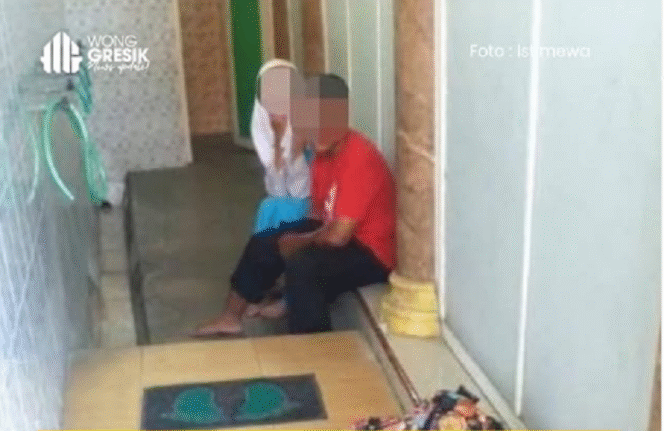 
					Warga menggerebek dua remaja pelajar SMK sedang mesum di dalam musala desa Mulung, Driyorejo, Gresik, Kamis 19 Desember 2024, siang hari. instagram@wonggresik