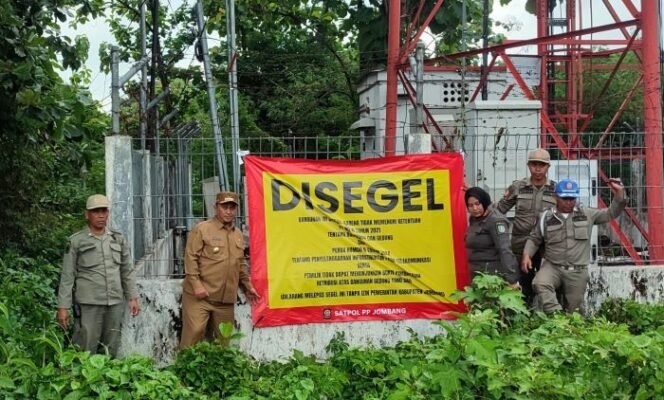 
					Teguh Narutomo, Pj Bupati Jombang (kedua dari kiri) memimpin langsung penyegelan tower BTS di Jl. KH Mimbar dan Jl. Hayam Wuruk, Jombang, Jawa Timur, Selasa (24/12/2024). (Foto: SWARAJOMBANG.COM/ Hadi S Purwanto)